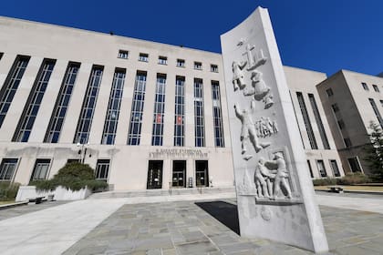 ARCHIVO - La corte E. Barrett Prettyman, ubicada en Washington, el 11 de octubre de 2019 . Rubén Oseguera, hijo del líder del Cártel Jalisco Nueva Generación, ha sido declarado culpable de utilizar la violencia para ayudar a su padre a operar una de las organizaciones de narcotráfico más grandes y peligrosas de México. (Foto AP /Susan Walsh, Archivo)