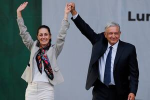 ARCHIVO - La entonces jefa de gobierno de la Ciudad de México, Claudia Sheinbaum, y el presidente mexicano, Andrés Manuel López Obrador, saludan a sus partidarios en un mitin para conmemorar el primer aniversario de su elección, en el Zócalo de la Ciudad de México, el 1 de julio de 2019. Sheinbaum será juramentada como la primera mujer presidenta de México el 1 de octubre. (Foto AP/Fernando Llano, Archivo)