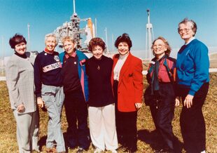 ARCHIVO - La foto de archivo de 1995 muestra parte del grupo conocido como las 13 de Mercuty reunidas para asistir al lanzamiento de un transbordador espacial desde Florida. Son de izquierda a derecha Gene Nora Jessen, Wally Funk, Jerrie Cobb, Jerri Truhill, Sarah Rutley, Myrtle Cagle y Bernice Steadman. Jeff Bezos, el dueño de Blue Origin, ha escogido a Funk _una piloto de 82 años a la que le negaron las alas de astronauta por motivos de género_ a acompañarlo al espacio en las próximas semanas, se anunció el 1 de julio de 2021. (NASA via AP)