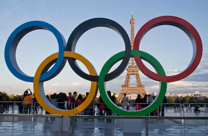 ARCHIVO - La foto muestra los aros olímpicos cerca de la plaza Trocadero y de la Torre Eiffel en París, el jueves 14 de septiembre de 2017 (AP Foto//Michel Euler, archivo)