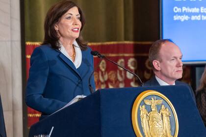 (Archivo) La gobernadora de Nueva York, Kathy Hochul, mantiene su popularidad entre los votantes