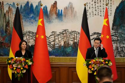 Archivo.- La ministra de Exteriores de Alemania, Annalena Baerbock (izquierda), y su homólogo chino, Qin Gang, ofrecen una conferencia de prensa conjunta en la Casa de Huéspedes del Estado de Diaoyutai, en Beijing, el 14 de abril de 2023 (Suo Takekuma/Pool Foto vía AP)
