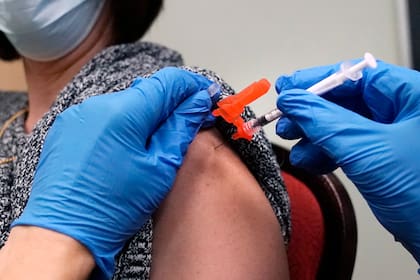 ARCHIVO - La OMS sostiene que si se logra vacunar al 70% de la población mundial, se podrá superar la fase más aguda de la pandemia del Covid-19. (AP Foto/Charles Krupa, Archivo)