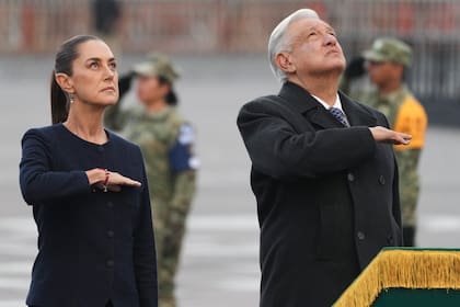 ARCHIVO – La presidenta electa de México, Claudia Sheinbaum, y el presidente saliente, Andrés Manuel López Obrador, asisten a un evento de aniversario en el Zócalo de Ciudad de México, el 19 de septiembre de 2024. (AP Foto/Fernando Llano, Archivo)