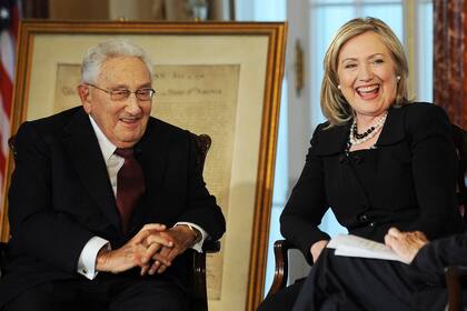 Archivo. La Secretaria de Estado de Estados Unidos, Hillary Clinton, y el exsecretario de Estado de Estados Unidos, Henry Kissinger, participan en "Conversaciones sobre diplomacia, moderadas por Charlie Rose", en el Departamento de Estado en Washington, DC, el 20 de abril de 2011. (AFP)