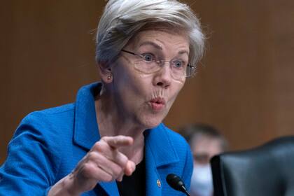 Archivo - La senadora Elizabeth Warren, demócrata por Massachusetts, habla durante la audiencia de la Comisión para Banca, Vivienda y Asuntos Urbanos del Senado el 27 de abril de 2023, en Washington, D.C. (AP Foto/José Luis Magaña, Archivo)