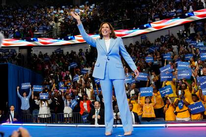 ARCHIVO - La vicepresidenta Kamala Harris saluda durante un mitin de campaña, el 30 de julio de 2024, en Atlanta. (Foto AP/John Bazemore, Archivo)
