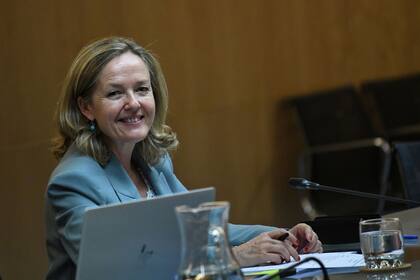 ARCHIVO.- La vicepresidenta primera y ministra de Asuntos Económicos y Transformación Digital, Nadia Calviño, mantiene una reunión con agentes sociales, en la sede del Ministerio, el 6 de julio de 2022, en Madrid, España