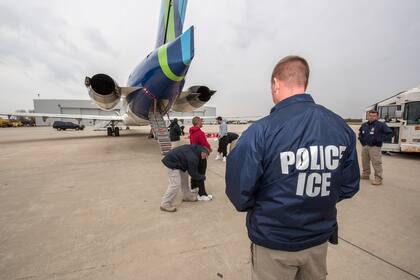 (Archivo) Las autoridades pueden emitir órdenes de expulsión acelerada a los migrantes que no puedan probar su presencia en el país durante dos años