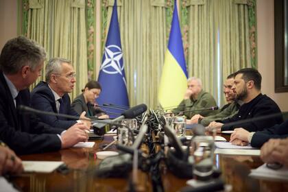 Archivo.- Las delegaciones de la OTAN y del gobierno ucraniano, reunidas en Kiev