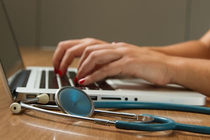 (Archivo) Las peticiones de ciertos permisos migratorios incluyen el requisito de un informe médico designado por el Uscis