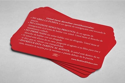 (Archivo) Las tarjetas rojas incluyen información sobre las recomendaciones a seguir si un agente del ICE se presenta en el domicilio