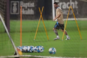 ARCHIVO - Lionel Messi entrena con la selección de Argentina en el complejo de Inter Miami el lunes 7 de octubre de 2024 en Fort Lauderdale, Florida.