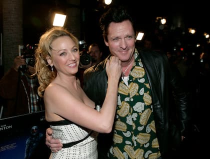 ARCHIVO - Los actores Virginia Madsen, a la izquierda, y su hermano Michael Madsen aparecen en el estreno de "The Astronaut Farmer" en Los Ángeles el 20 de febrero de 2007. (Foto AP/Matt Sayles, archivo)