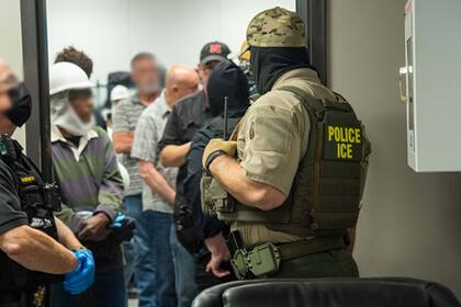 (Archivo) Los agentes del ICE realizaron redadas en Chicago y detuvieron a migrantes