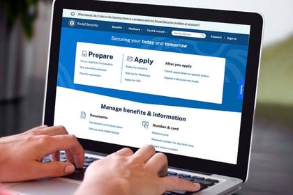 (Archivo) Los migrantes deben actualizar su estatus legal en EE.UU. para mantener el uso del número del Seguro Social