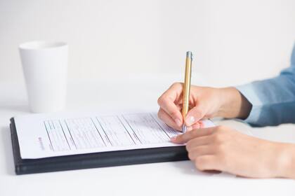 (Archivo) Los solicitantes deben rellenar la petición en formato físico o en línea y presentarla ante el organismo