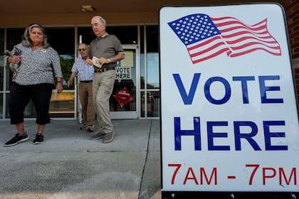 Archivo.- Los votantes salen de una casilla de votación durante la votación primaria, el martes 21 de mayo de 2024, en Kennesaw, Georgia