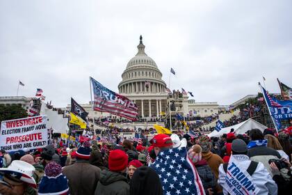 ARCHIVO – Manifestantes leales al presidente Donald Trump marchan en el Capitolio de Estados Unidos en Washington, el 6 de enero de 2021. (AP Foto/Jose Luis Magana, Archivo)