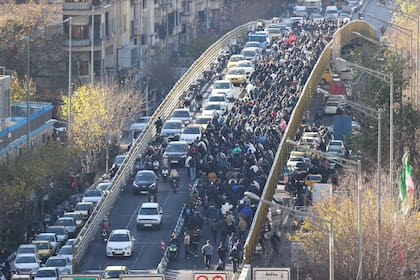 ARCHIVO - Manifestantes marchan por un puente en Teherán, Irán, el 29 de diciembre de 2025. (Fars News Agency via AP, Archivo)
