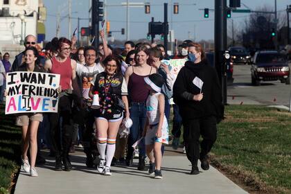 Archivo.- Más de 100 personas, muchas de ellas jóvenes trans, marchan por las inmediaciones del Capitolio de Kansas, en el día anual de la visibilidad trans, el 31 de marzo de 2023, en Topeka, Kansas (AP Foto/John Hanna)