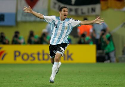 ARCHIVO - Maxi Rodríguez celebra tras marcar el segundo gol de Argentina para la victoria 2-1 ante México en los octavos de final del Mundial de 2006, el 24 de junio de 2006, en Leipzig, Alemania. (AP Foto/Roberto Candia)