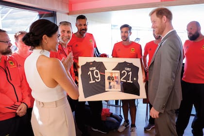 Archivo.- Meghan, duquesa de Sussex, el príncipe Harry, el duque de Sussex hablan y los atletas de Invictus les presentan camisetas deportivas con los nombres de sus hijos durante los eventos Invictus Games Dusseldorf 2023 - One Year To Go, el 6 de septiembre de 2022, en Düsseldorf, Alemania