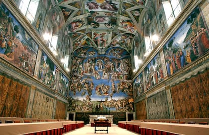 ARCHIVO - Mesas y sillas alineadas en la Capilla Sixtina, en el Vaticano, preparadas para el cónclave, el 16 de abril de 2005. (AP Foto/Pier Paolo Cito, Archivo)