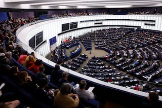 Europa sigue adelante con sus planes de regulación y en China los robots juegan al fútbol