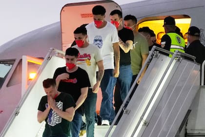 Archivo.- Migrantes deportados meses atrás por Estados Unidos hacia El Salvador como parte de las restricciones migratorias del gobierno del presidente Donald Trump, llegan el 18 de julio de 2025 al Aeropuerto Internacional Simón Bolivar, Maiquetía, Venezuela