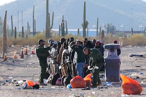Archivo.- Migrantes en Lukeville, Arizona, el 5 de diciembre de 2023 (Foto AP /Ross D. Franklin)