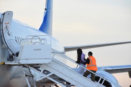 Archivo.- Migrantes venezolanos abordan un avión que se dirige a su país natal, el miércoles 18 de octubre de 2023, en Harlingen, Texas
