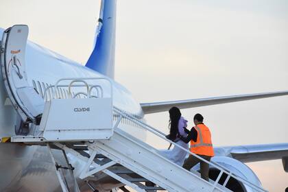 ARCHIVO - Migrantes venezolanos abordan un avión en Harlingen, Texas, el miércoles 18 de octubre de 2023. (AP Photo/Valerie Gonzalez, File)