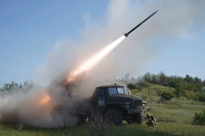 ARCHIVO - Militares ucranianos disparan un lanzacohetes Grad hacia posiciones rusas en el frente en la región de Donetsk, Ucrania,
(AP Foto/Andrii Marienko, Archivo)