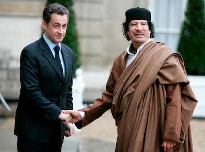 ARCHIVO - Muamar Gadafi tuvo relaciones de amor y de odio con occidente; aquí, el líder libio está con el presidente francés Nicolás Sarkozy, en una visita que el africano hizo a París en el año 2007(AP Foto/Francois Mori, File)