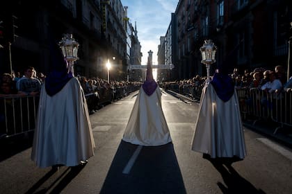 Archivo.- Nazarenos durante la procesión del Cristo de Medinaceli, el 7 de abril de 2023, en Madrid, España