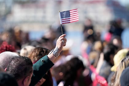 ARCHIVO - Nuevos ciudadanos prestan juramento en una ceremonia de naturalización, 15 de febrero de 2023 en San Diego, California. (AP Foto/Gregory Bull, File)