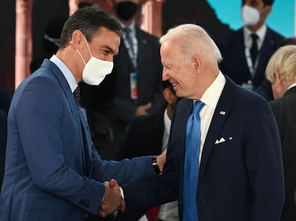 Archivo. Pedro Sánchez conversa con el presidente de Estados Unidos, Joe Biden (d), durante la cumbre del G20. Pool Moncloa/Borja Puig de la Bellacasa