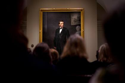 ARCHIVO - Personas en una ceremonia de inauguración en la Galería Nacional de Retratos del Smithsonian para anunciar la instalación de una pintura de tamaño natural del presidente Abraham Lincoln realizada por el artista W.F.K. Travers, el 10 de febrero de 2023, en Washington. (Foto AP/Carolyn Kaster, File)