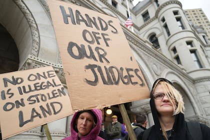 ARCHIVO – Simpatizantes de la jueza Hannah Dugan se manifiestan en Milwaukee, en el tribunal federal de esa ciudad, el 25 de abril de 2025 (Lee Matz/Milwaukee Independent vía AP, Archivo)