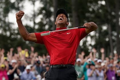 ARCHIVO - Tiger Woods celebra tras ganar el Masters de Augusta, el 14 de abril de 2019. (AP Foto/David J. Phillip)