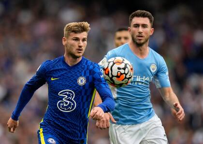 ARCHIVO - Timo Werner, izquierda, de Chelsea, pelea el balón con Aymeric Laporte, de Manchester City, en un juego de la Liga Premier en el estadio Stamford Bridge de Londres, el 25 de septiembre de 2021