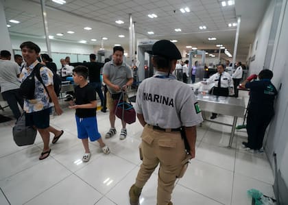 ARCHIVO - Un agente de la Marina mexicana hace guardia en un punto de seguridad del aeropuerto internacional Benito Juárez, en Ciudad de México