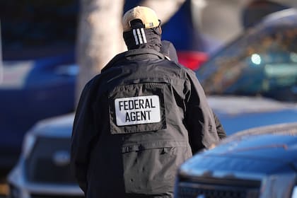 ARCHIVO – Un agente del orden público monta guardia. (AP Foto/David Zalubowski, Archivo)