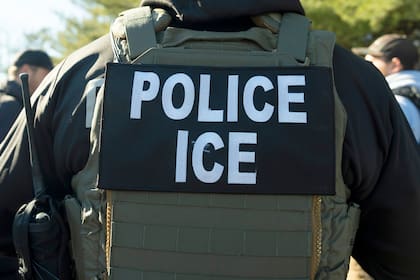 ARCHIVO – Un agente del Servicio de Inmigración y Control de Aduanas (ICE, por sus siglas en inglés) escucha durante una sesión informativa, el 27 de enero de 2025, en Silver Spring, Maryland. (AP Foto/Alex Brandon, Archivo)