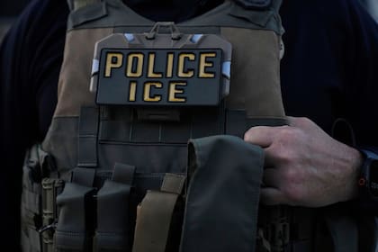 Archivo.- Un agente del Servicio de Inmigración y Control de Aduanas de EE.UU. (ICE) participa en una operación matutina en Park Ridge, Illinois, el 19 de septiembre de 2025 (AP Foto/Erin Hooley)