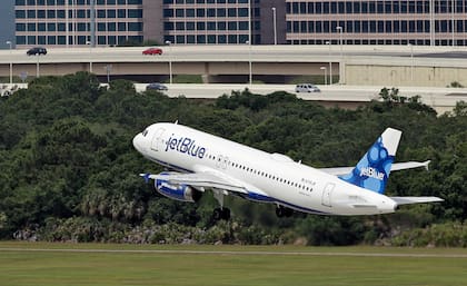 ARCHIVO – Un Airbus A320-232 de JetBlue Airways despega del Aeropuerto Internacional de Tampa, en Tampa, Florida, el 15 de mayo de 2014 (AP Foto/Chris O'Meara, Archivo)