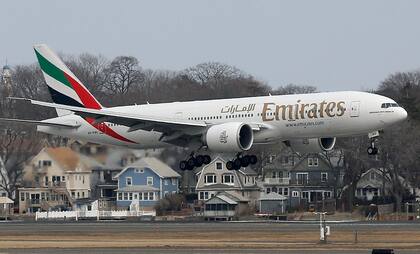 ARCHIVO - Un avión Boeing 777 de Emirates Airlines aterriza en el aeropuerto internacional de Logan, en Boston, el 10 de marzo de 2014.  (AP foto/Michael Dwyer, Archivo)