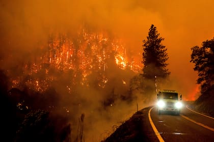 Archivo - Un camión de bomberos se traslada por la autopista 96 de California mientras el incendio McKinney arde en el Bosque Nacional Klamath, en California, el 30 de julio de 2022. (AP Foto/Noah Berger, Archivo)