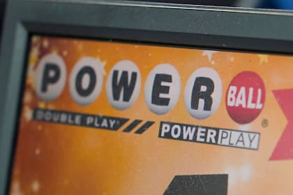 ARCHIVO - Un cartel anuncia boletos para un sorteo de Powerball 